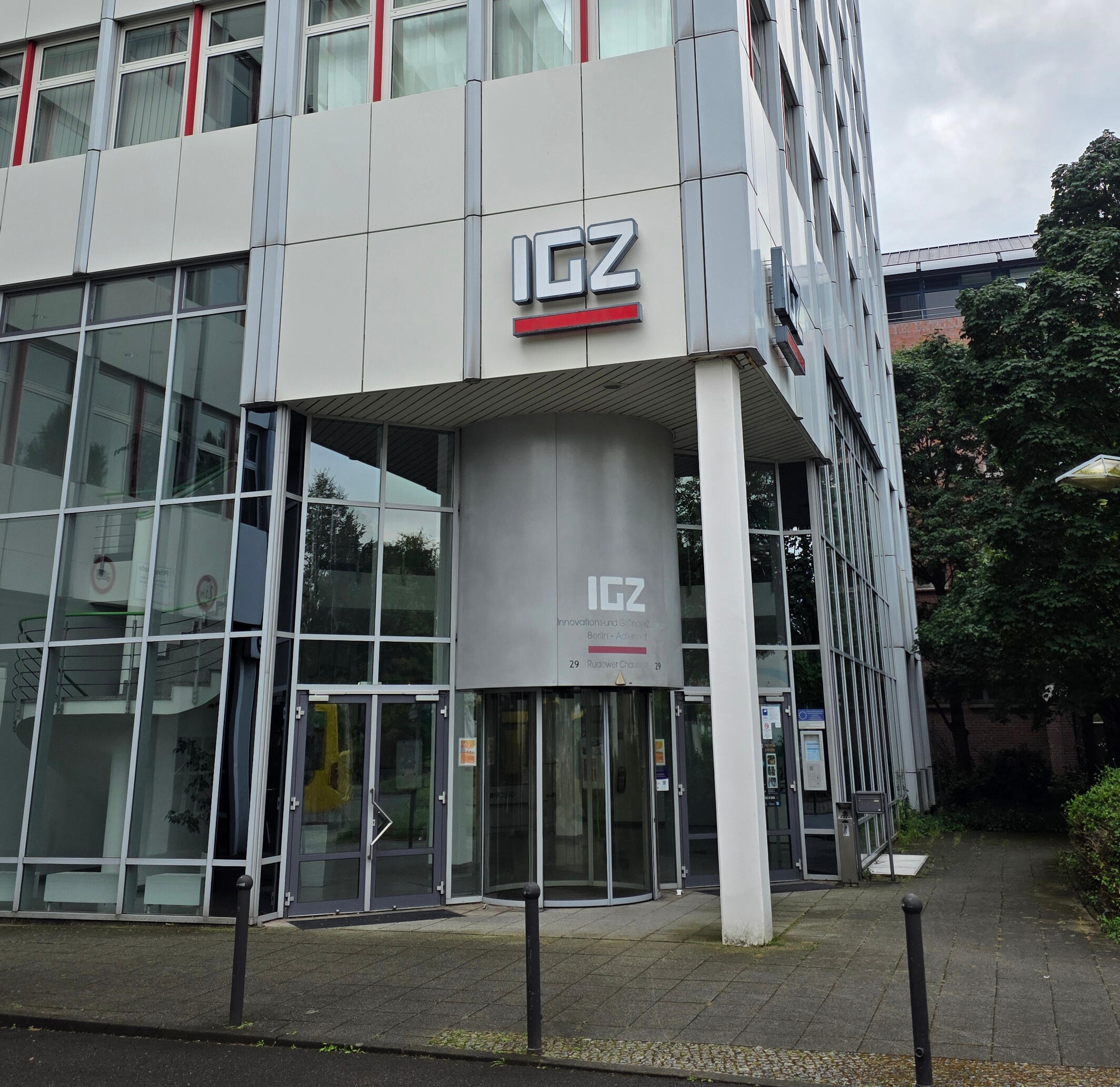 Außenansicht des IGZ-Gebäudes in Berlin-Adlershof